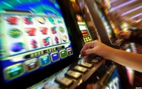 Antarmuka aplikasi new slot dengan menu kategori permainan dan tombol deposit